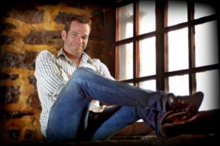 GAROU sur le rebord d'une fenêtre